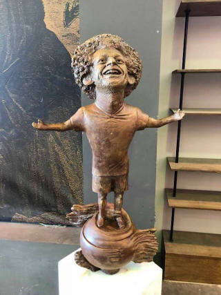 Illustration for article titled Mohamed Salah Is Officially A Great Player Now That He Has A Creepy Statue In His Likeness